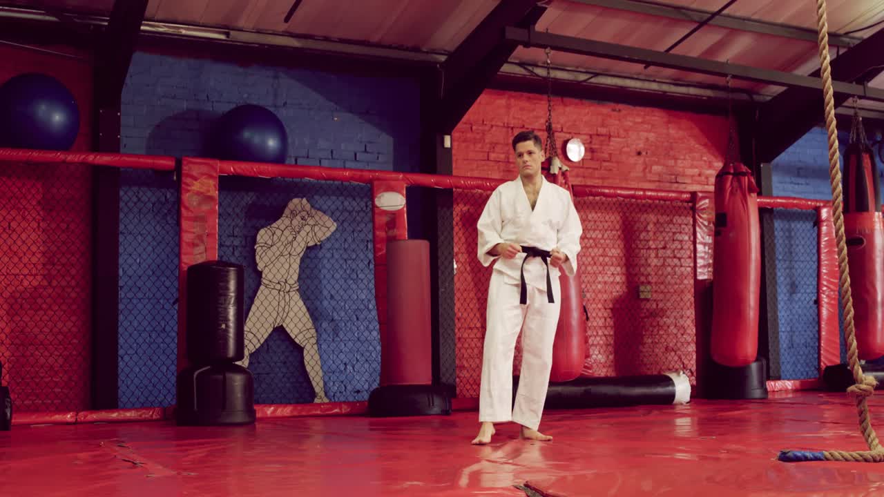 hombre practicando karate