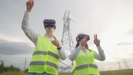 líneas eléctricas de alto voltaje bajo el control de dos ingenieros que utilizan la realidad virtual para controlar la energía. fuentes de energía alternativas en una ciudad moderna.