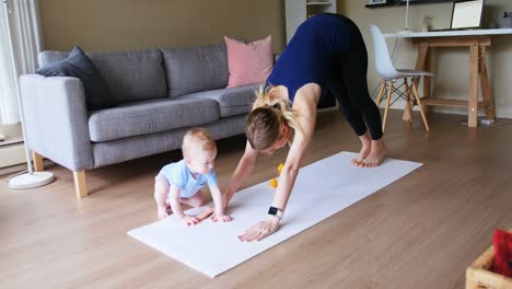 madre con su bebé realizando yoga 4k