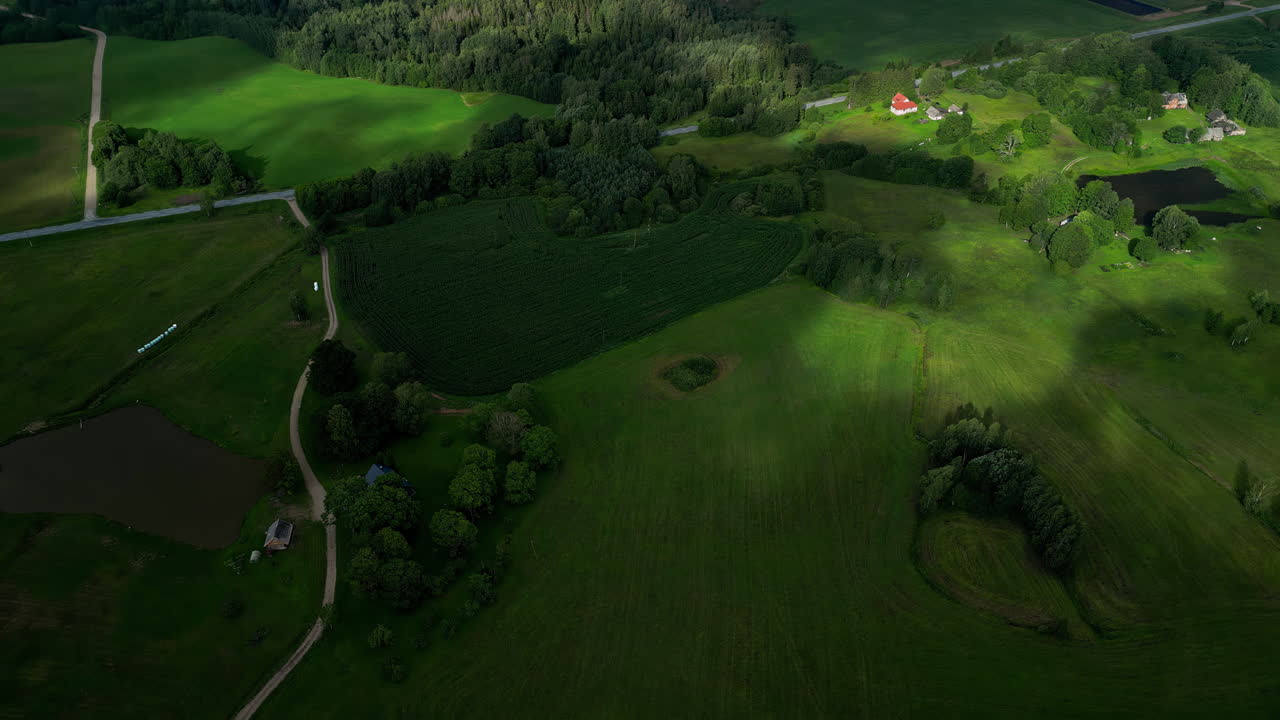 라트비아 의 아름다운 푸른 시골 풍경 에 그림자 를 던지는 구름 을 내려다보는 공중 촬영