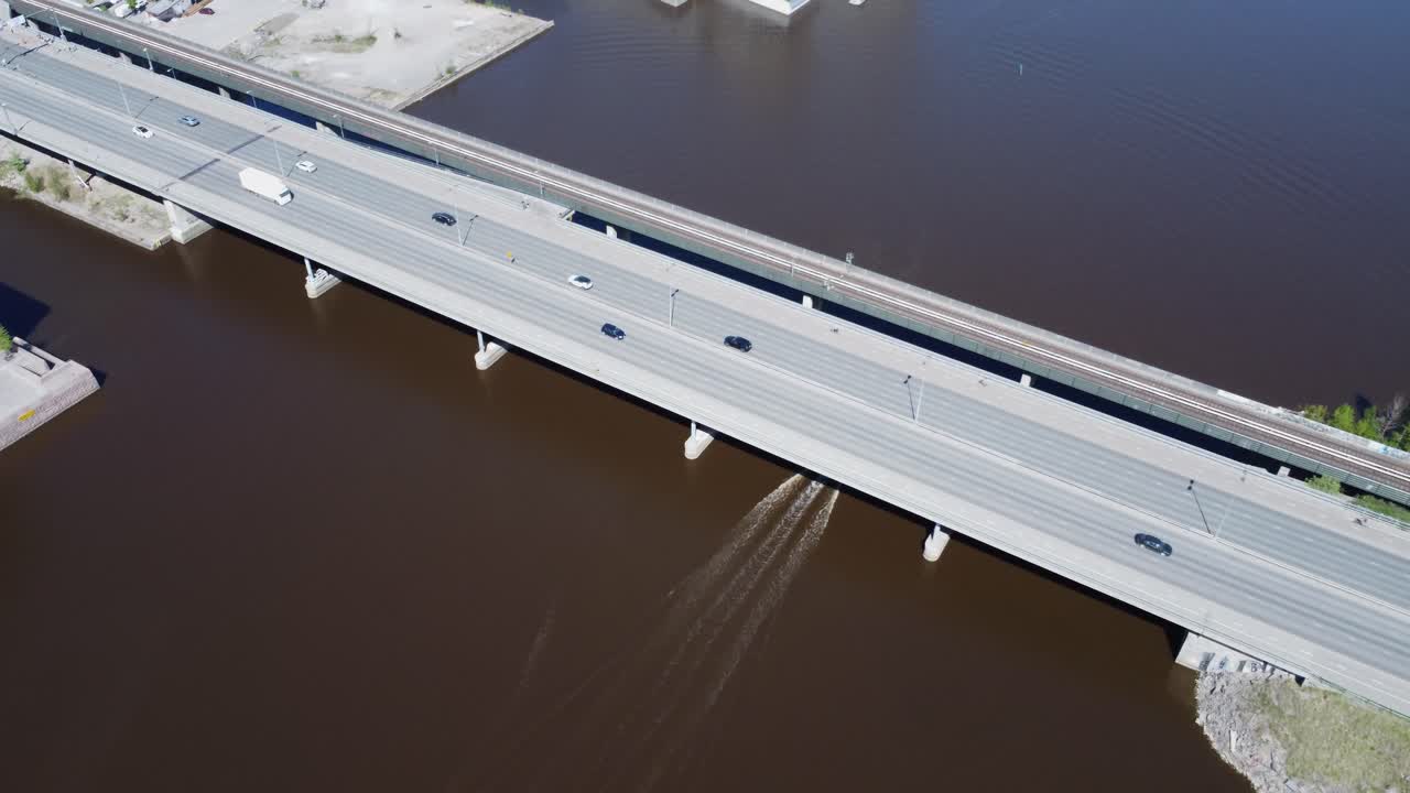 항공 운송: 배, 기차, 헬싱키의 쿨로사리 다리에서 자동차