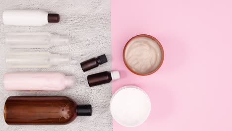 produtos cosméticos para cuidados com a pele em garrafas aparecem na mesa.