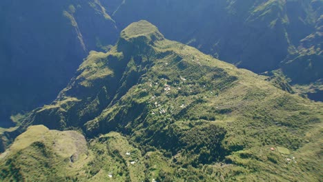 El-Dron-Hace-Un-Movimiento-Hacia-Adelante-Del-Gigantesco-Cráter-Del-Cirque-Du-Mafate-Y-Luego-La-Cámara-Se-Detiene-Hasta-Que-El-Piton-Del-Neige-Aparece-A-La-Vista