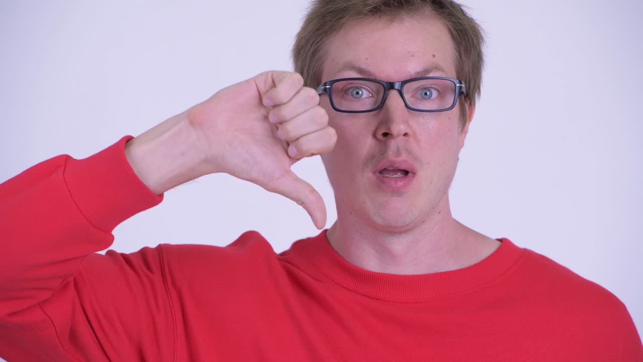 젊은 잘생긴 남자의 스튜디오 촬영