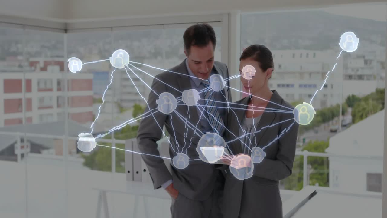 Colleghi d'affari che regolano un tablet e nodi olografici, studiando le connessioni globali.