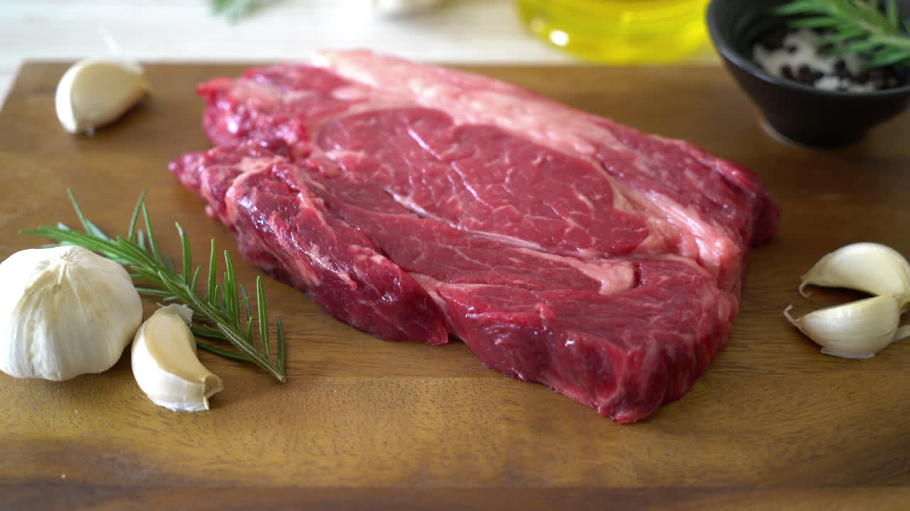 carne de res cruda fresca o carne cruda