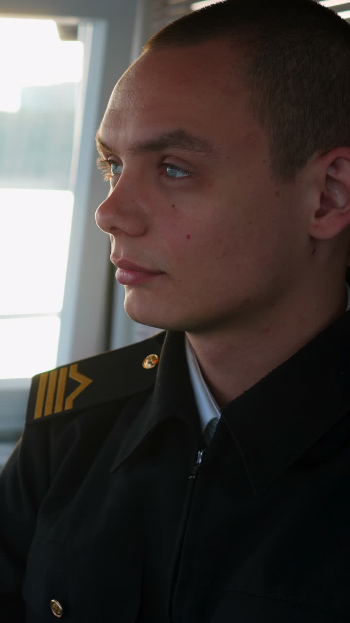 un uomo in uniforme militare