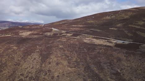 Coche-Que-Viaja-Por-Carretera-En-Cairngorms,-Escocia