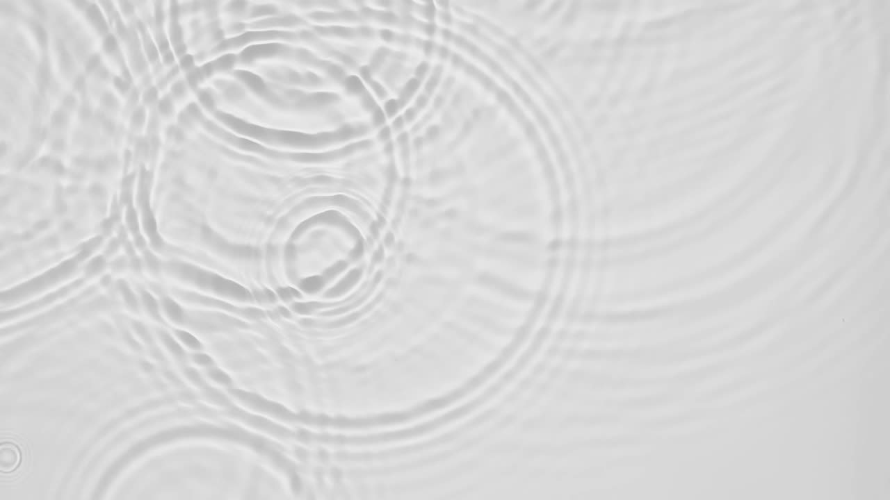 회색 배경에 물의 파도가 있습니다.