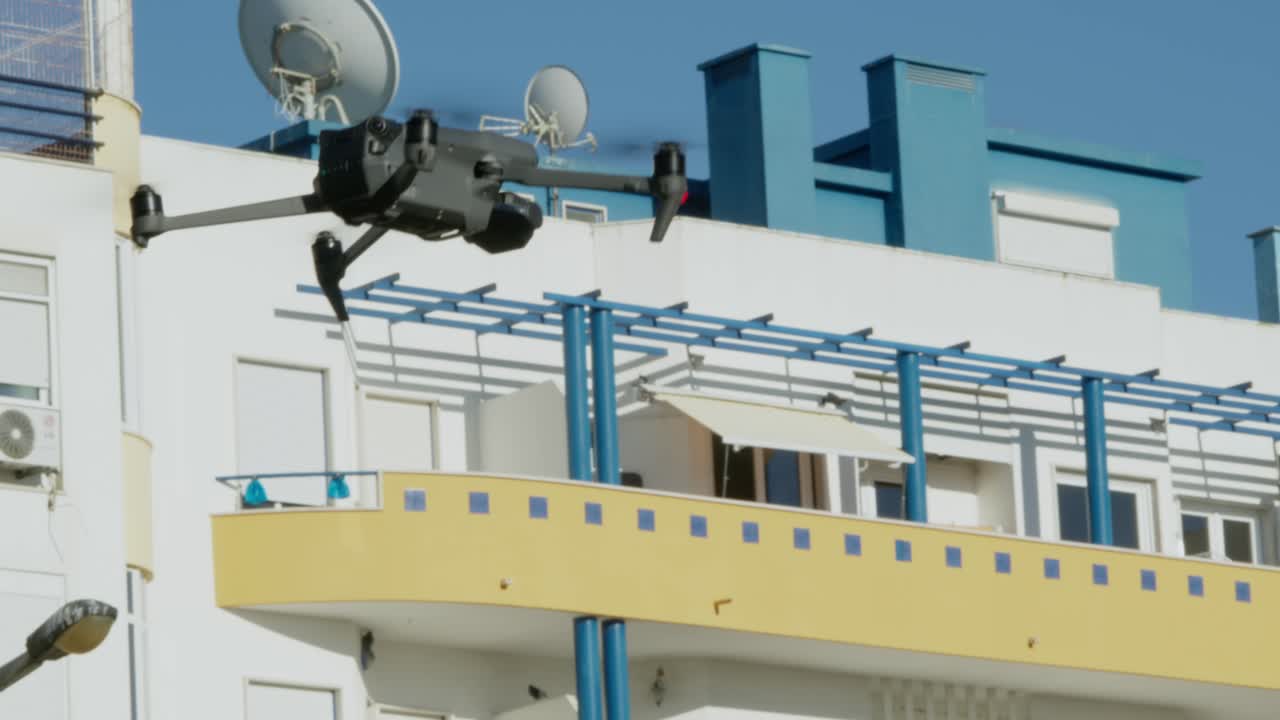 하늘에서 떠다니는 드론의 정적