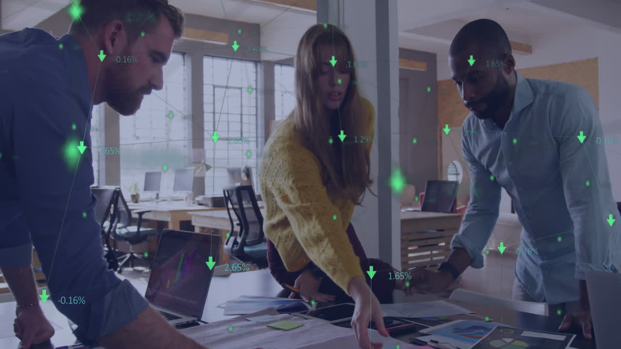 animación del procesamiento de datos sobre diversas personas de negocios en la oficina