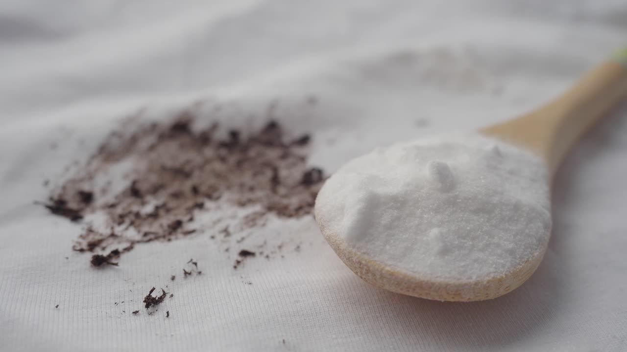 bicarbonato de sodio para la eliminación de manchas en camisa blanca