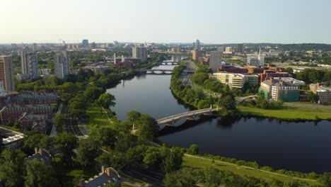 Increíble-Vista-Aérea-Del-Río-Charles-En-Cambridge,-Massachusetts