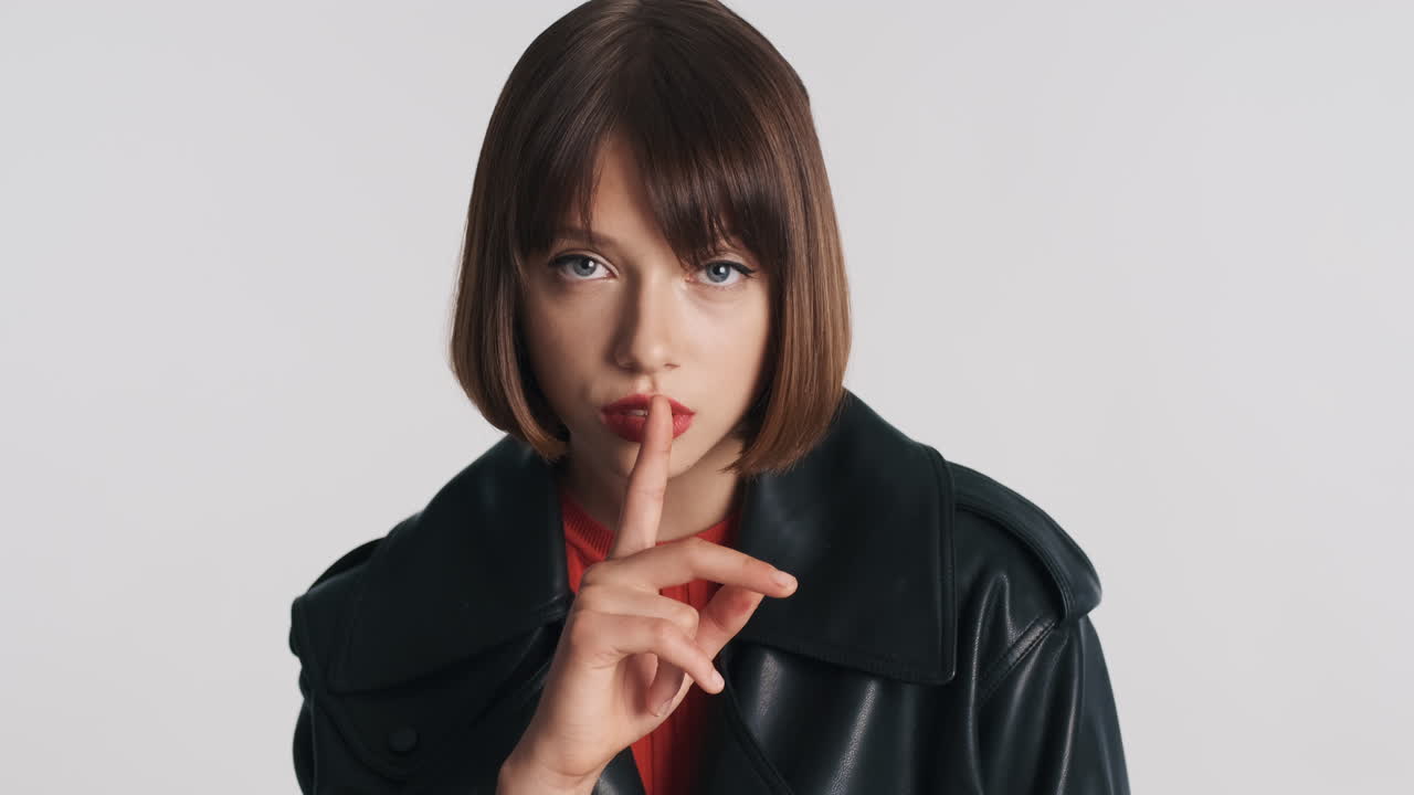 갈색의 젊은 여성이 침을 요청하고 있습니다.