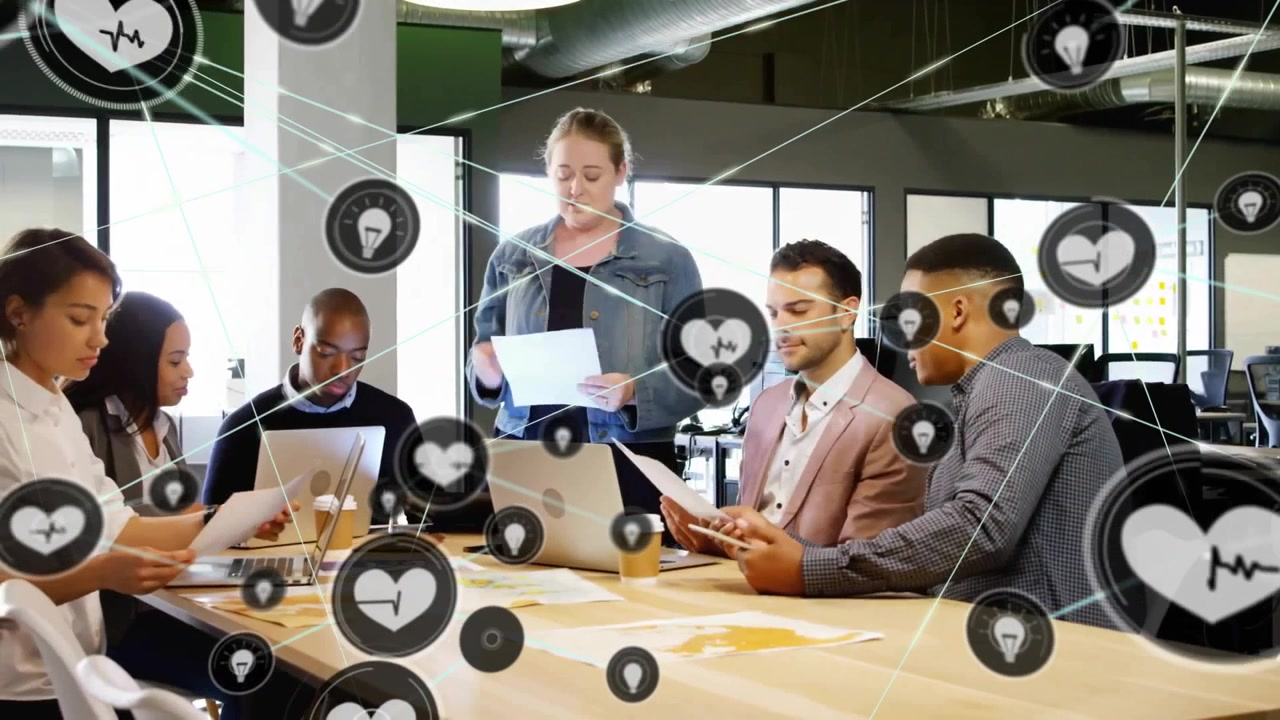 Animazione di una rete di connessioni sovrapposta a diversi professionisti che discutono di lavoro in ufficio