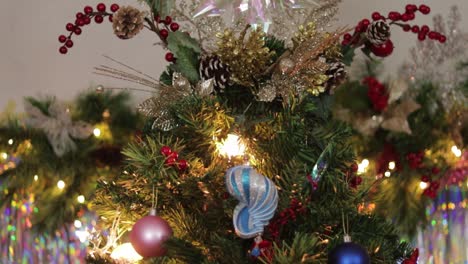 árbol de navidad con luces, decoraciones coloridas y estrellas brillantes