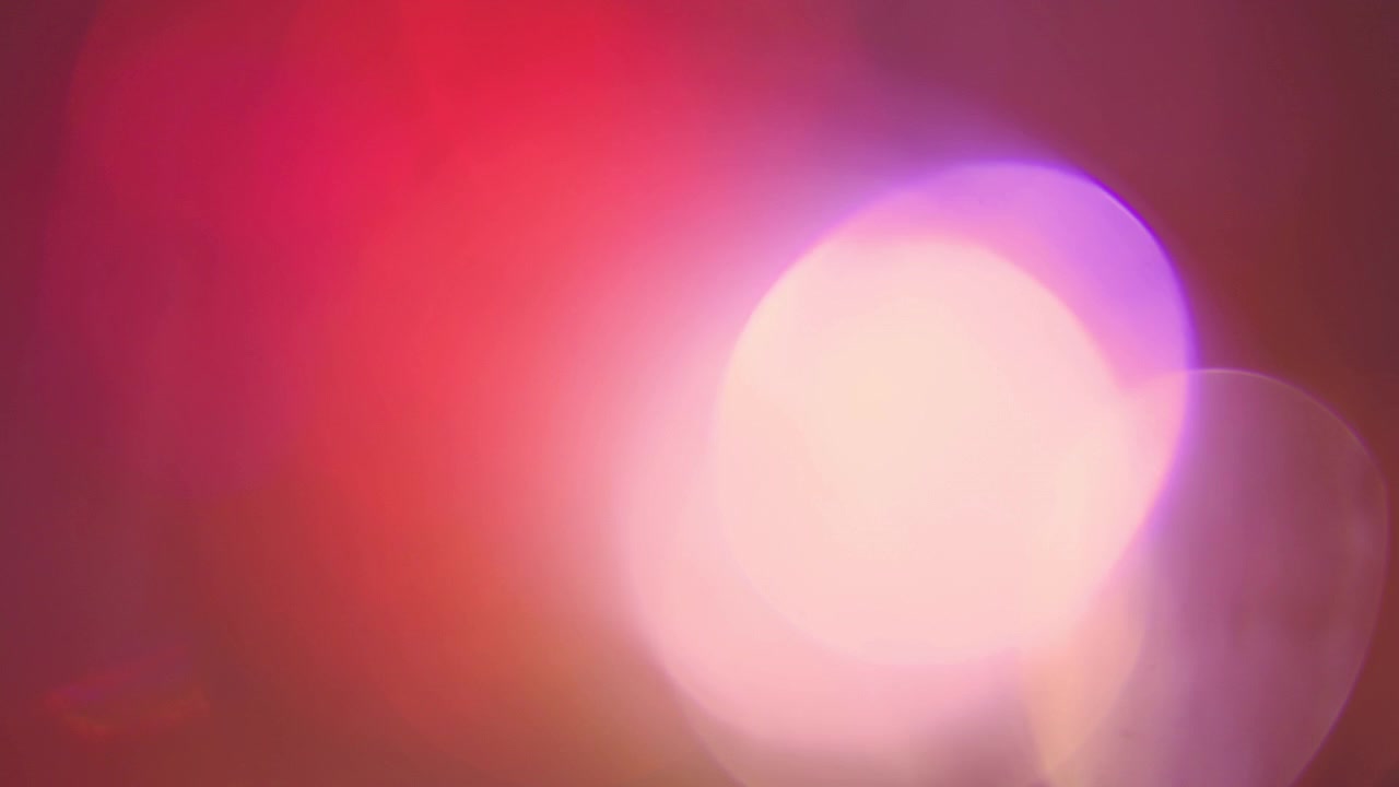 Fughe di luce astratte e bagliori dell'obiettivo con bokeh rosa e viola