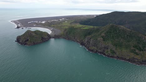 Caminata-Por-La-Montaña-Puriri-Ridge-Track-Cerca-De-La-Isla-Paratutae-En-Huia,-Auckland,-Nueva-Zelanda