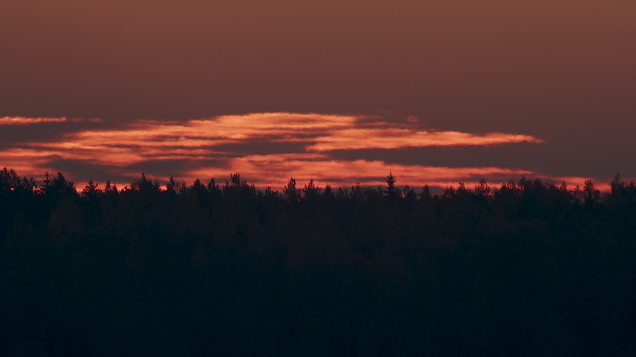Ferne rote Sonnenaufgangswolken, verzerrt durch aufsteigende Warmluft
