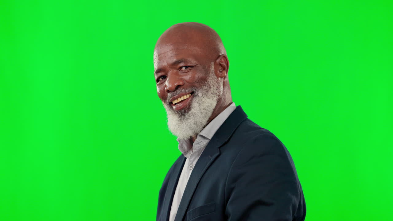 Homem negro feliz, rosto e sorriso em tela verde