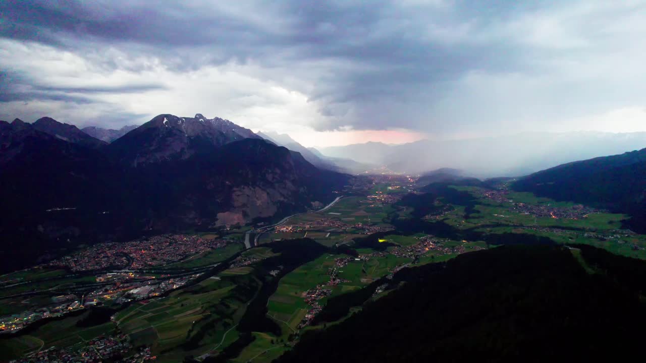 paisaje urbano de innsbruck bajo las nubes tormentosas montañas cercanas en el tirol, austria