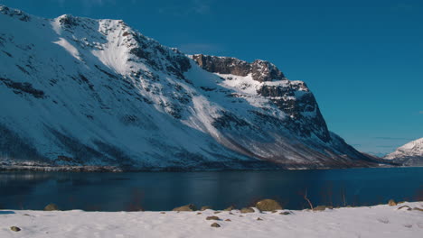 travelling cinematográfico de montañas noruegas y un fiordo
