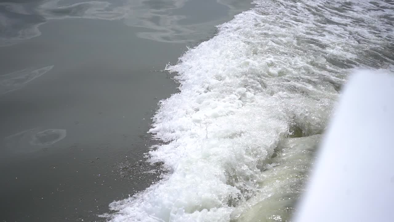 코스에서 배를 통과하는 물