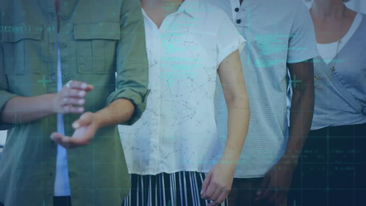 animación del patrón de cuadrícula y el lenguaje de programación sobre diversos compañeros de trabajo con los brazos cruzados