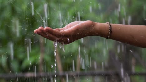 chicas jugando con gotas de lluvia