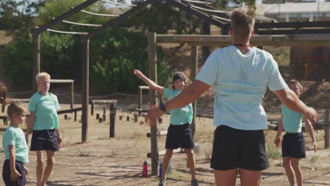 Grupo-De-Niños-Caucásicos-Entrenando-En-El-Campo-De-Entrenamiento