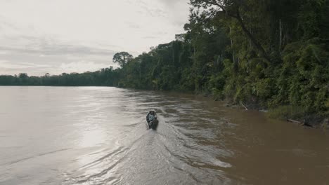 Toma-Aérea-De-Un-Pequeño-Barco-De-Pasajeros-Navegando-En-El-Río-Amazonas