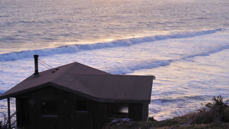 Eine-Hütte-Auf-Einem-Campingplatz-In-Einer-Steilen-Schlucht-In-Kalifornien-Mit-Blick-Auf-Den-Strand-In-Der-Abenddämmerung