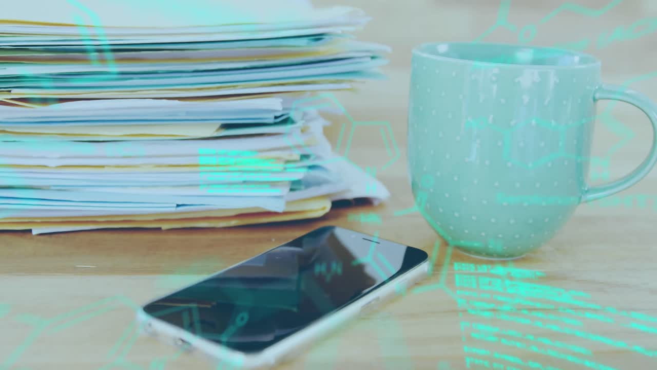 Animazione di elaborazione dati su documenti e smartphone