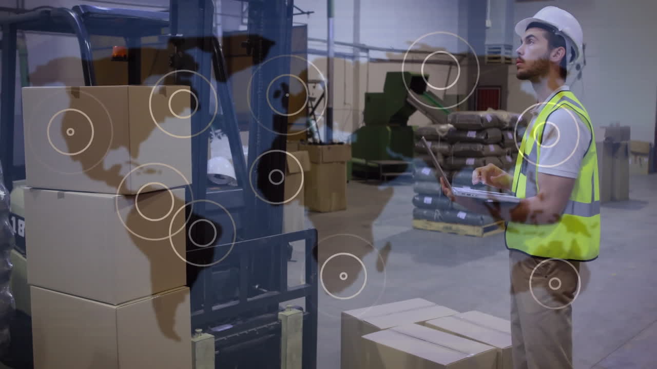 trabajador de almacén con computadora portátil, animación de la red logística sobre el fondo del almacén
