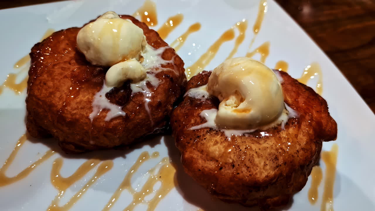 Piatto da dessert con brioches, bacon e sciroppo dolce.