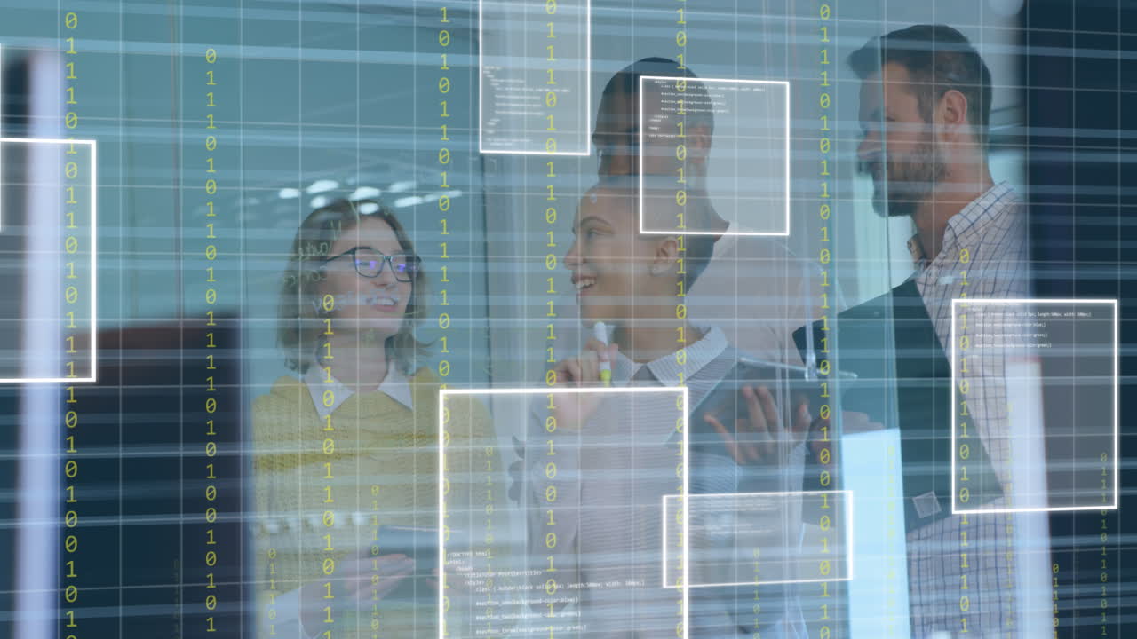 animación de códigos binarios y lenguaje de computadora, buzos compañeros de trabajo compartiendo ideas en un tablero transparente