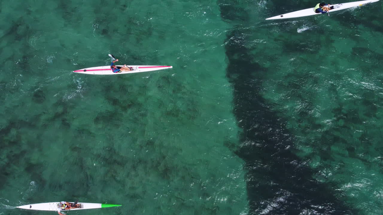 fotografía cenital de un competidor de carreras de esquí de surf en el agua azul
