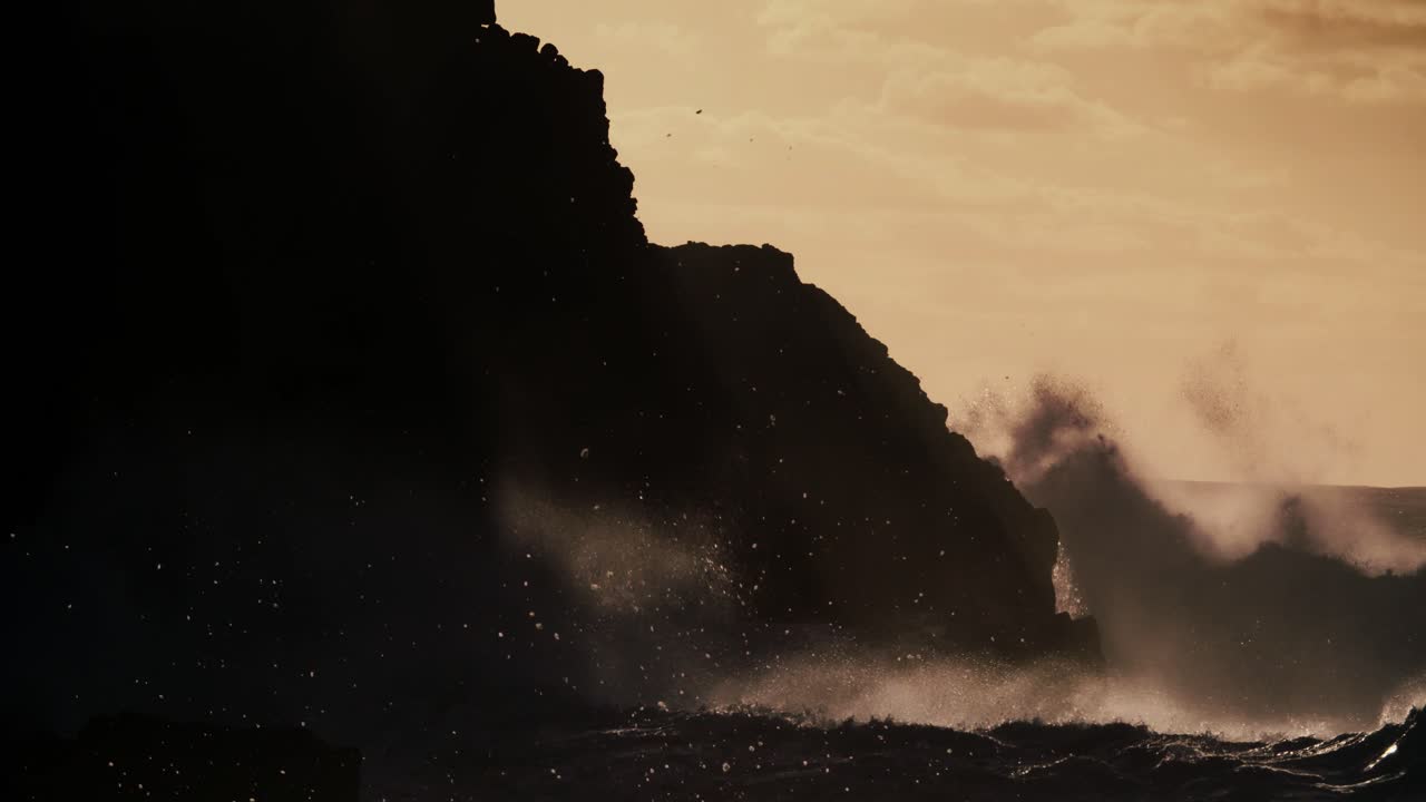 grandes olas ruedan hacia la costa de hawaii y chocan contra la orilla en cámara lenta durante una gran tormenta 3