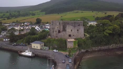punto de interés tiro de drone del castillo del rey juan en la ciudad de carlingford con montañas en el fondo