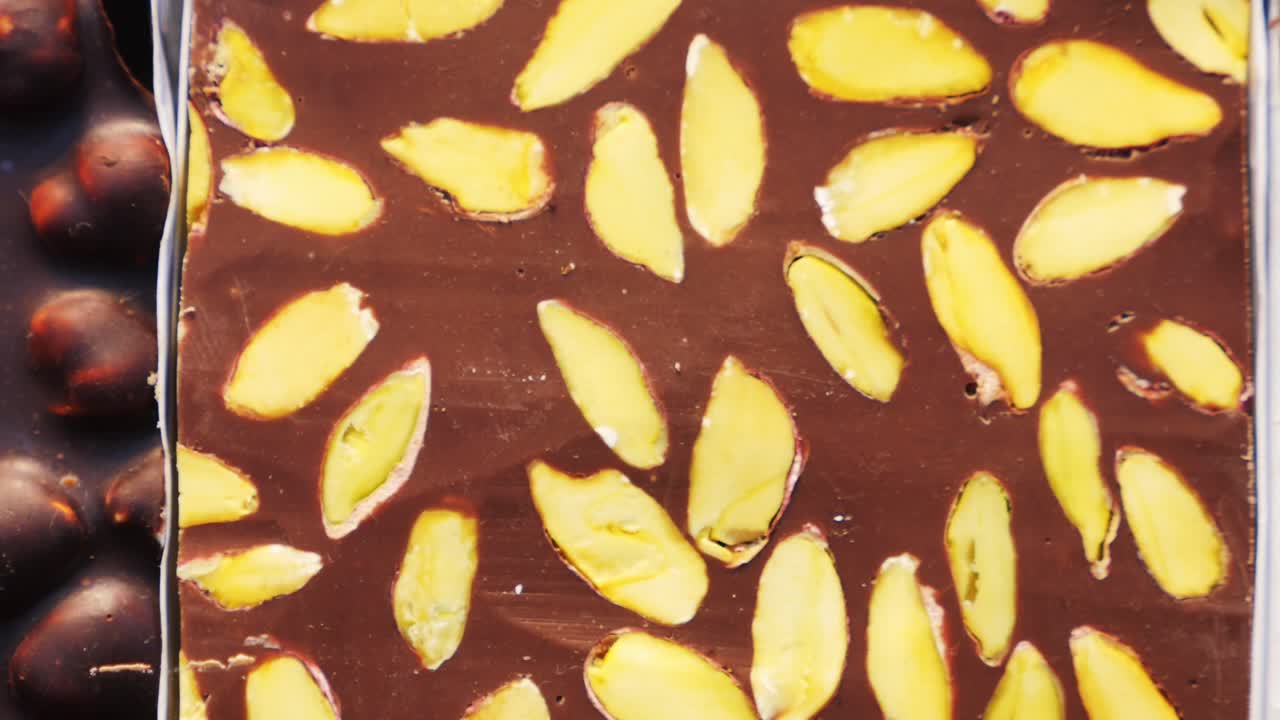 아몬드와 함께 우유 초콜릿과 다크 초콜릿 바의 클로즈업