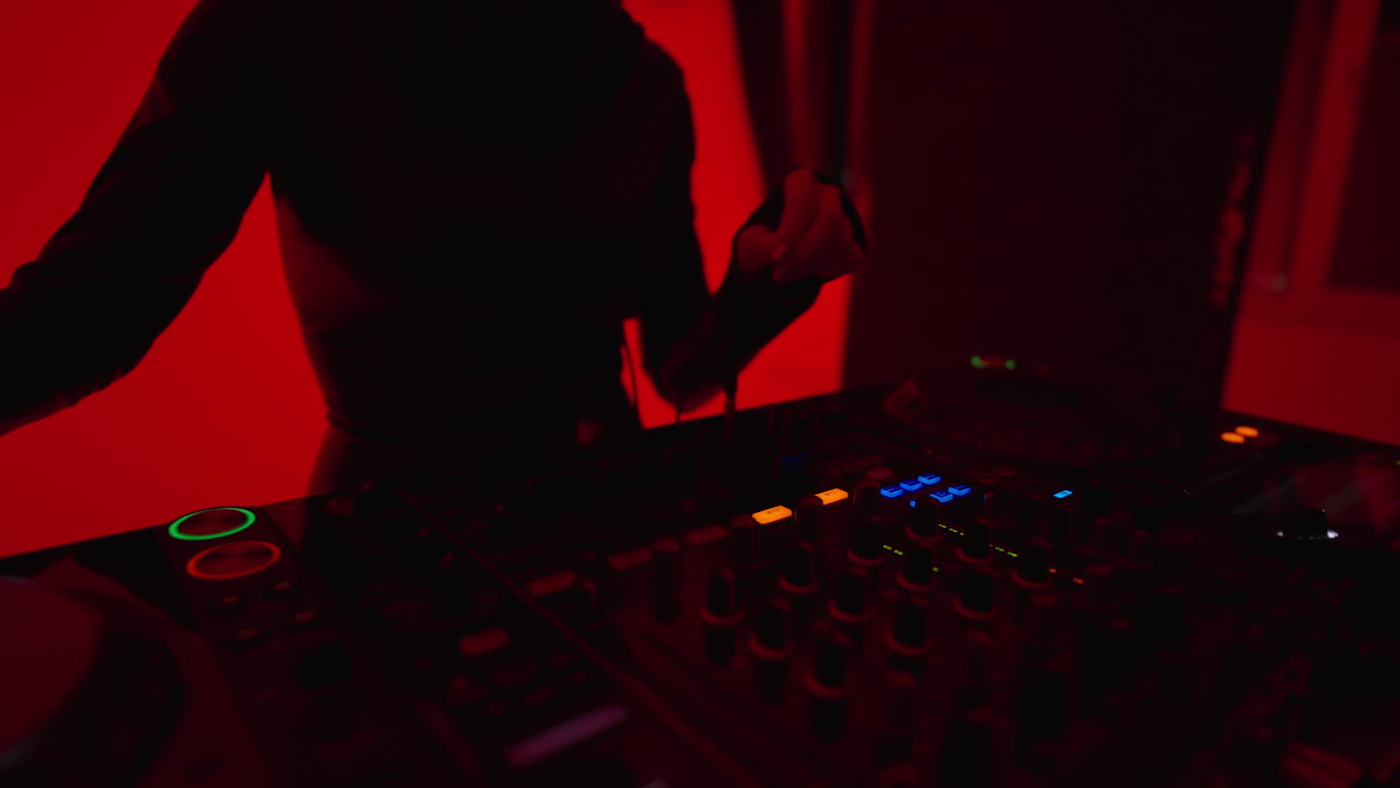 una mujer tocando en un club nocturno.