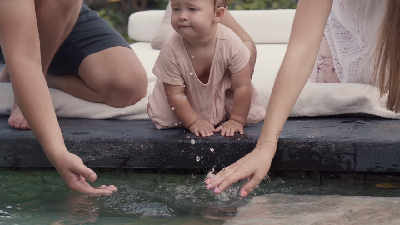 정원에서 물로 놀고 있는 유아