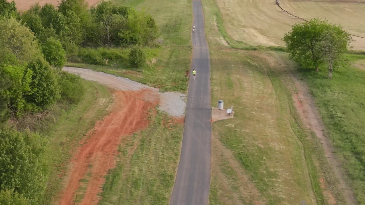 бегуны, бегущие на трассе для марафона