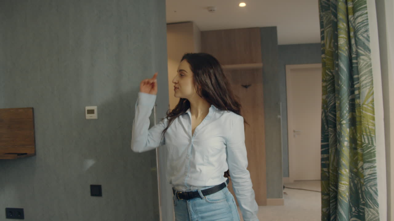 una chica linda relajándose en la cama de un hotel.