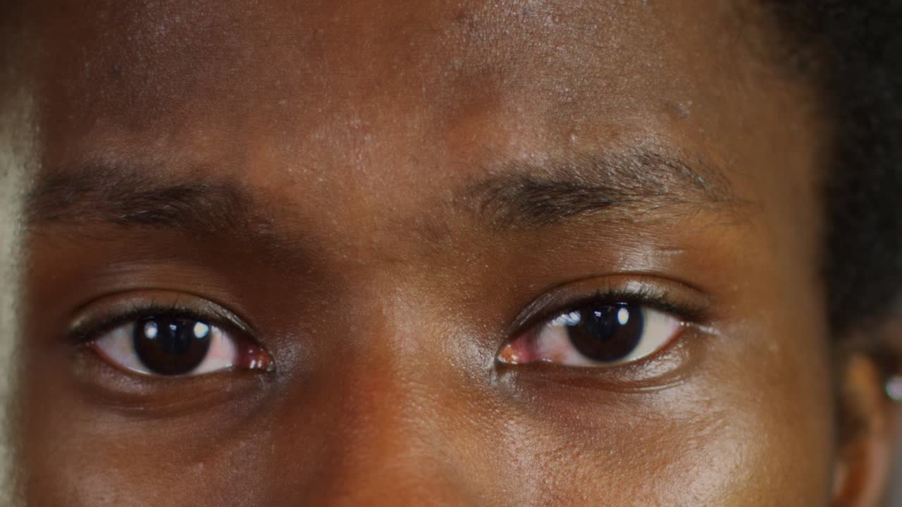 걱정스러운 남성의 눈을 감다