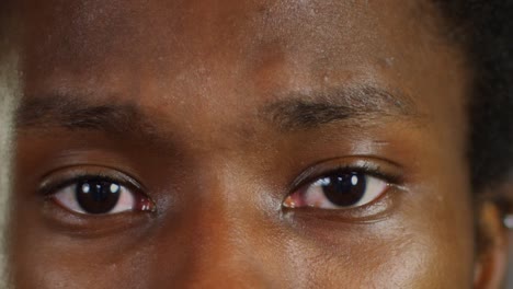 primer plano de los ojos masculinos preocupados