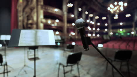 escenario vacío con micrófono y soporte de música