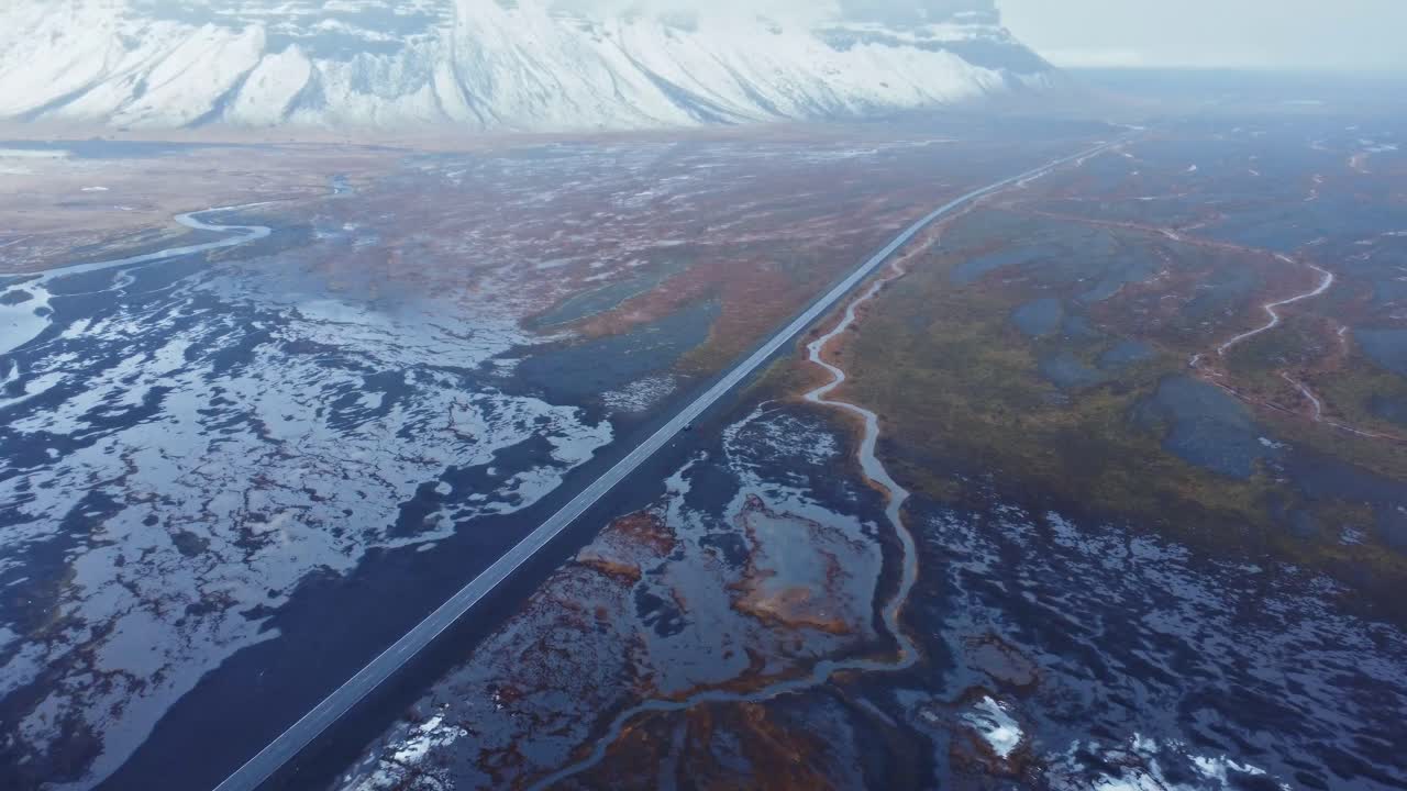 눈 덮인 산 근처의 강 어귀