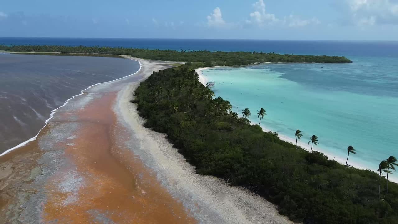 Incredibile immagine aerea con drone della spiaggia di mare