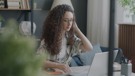 mujer joven que trabaja desde casa